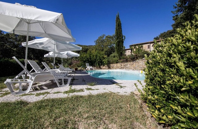 Peaceful cottage in Tuscany with private pool
