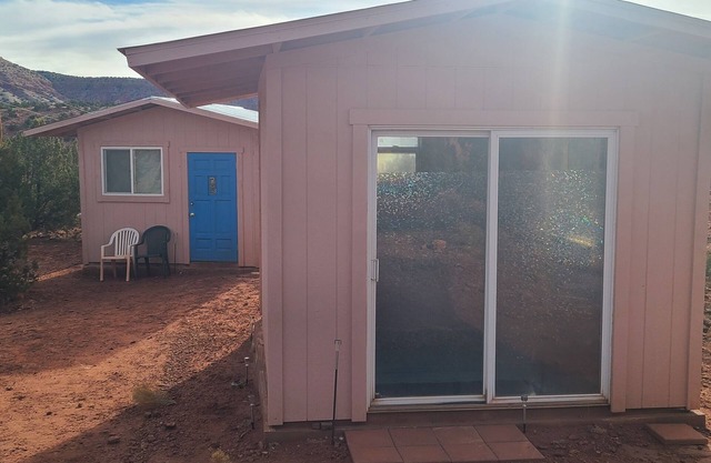 Peaceful 1-bedroom building in Jemez Pueblo with stunning views