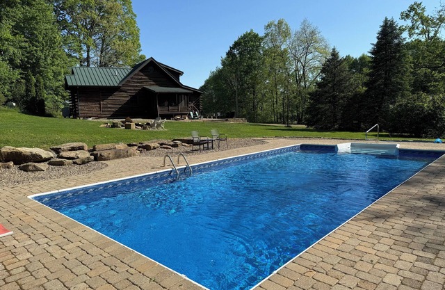 Peaceful 3-bedroom Secluded Cabin with Private Pool