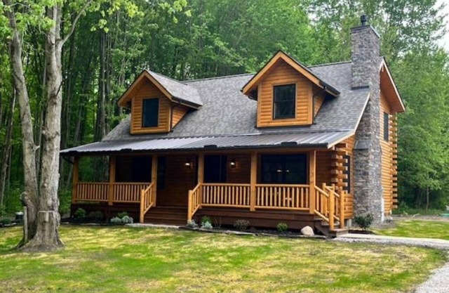 Peaceful 3BR Cabin Retreat w/Hot Tub-Near Wineries, Geneva-on-the-Lake & Spire