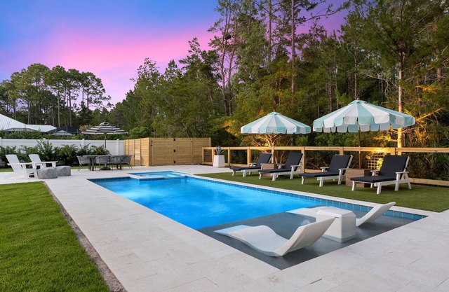 Peaceful Adult Retreat w/Huge Heated Pool + Bikes + Beach Gear