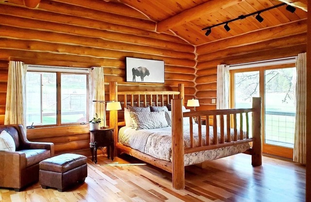 Peaceful Cabin Getaway near Wind Cave and Custer National Park