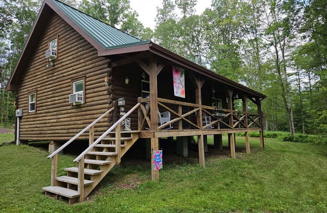 Peaceful cabin in tranquil, private woodland