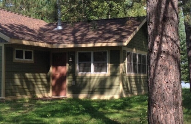 Peaceful cabin retreat on Clearwater Lake (4 season)