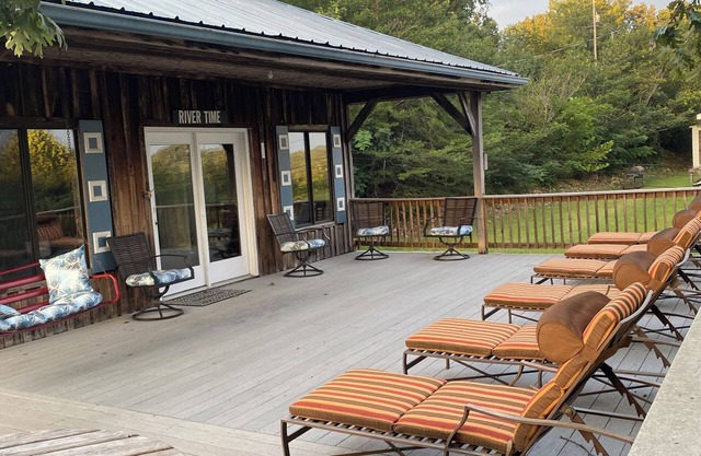 Peaceful cabin with a lovely view of the TN river-the PERFECT weekend getaway!