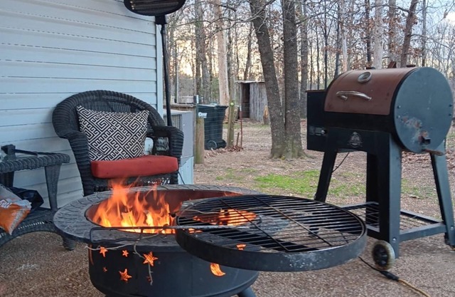 Peaceful & Charming 3-bedroom farmhouse with AC, WiFi! in peaceful Hohenwald