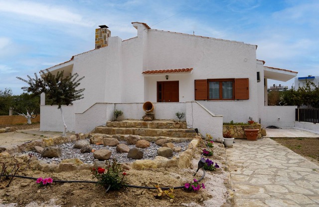 Peaceful & comfortable Villa close to the beach!