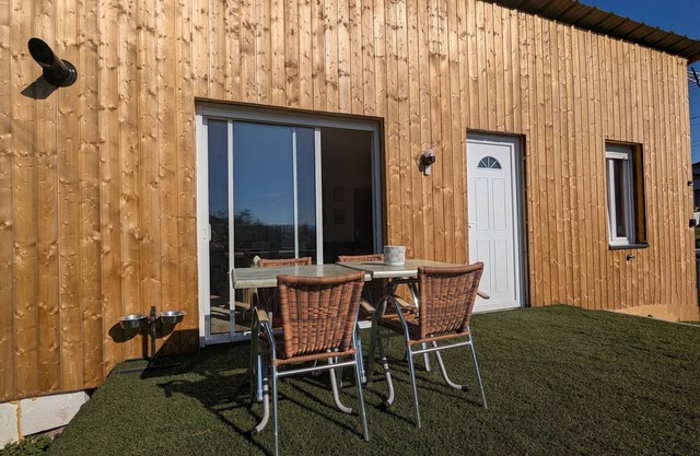 Peaceful cottage with parking, mountain views