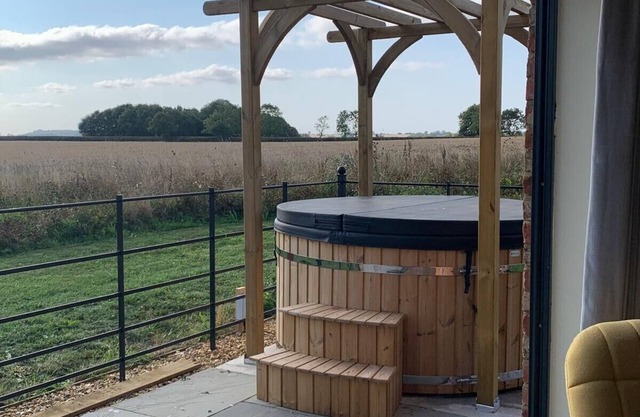 Peaceful Countryside Retreat in Northamptonshire with Wood Fired Hot Tub