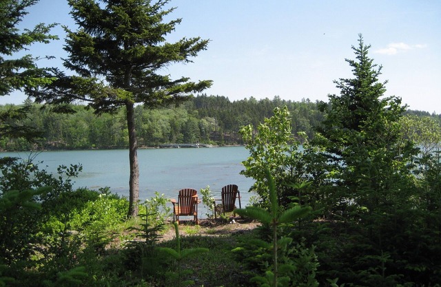 Peaceful, cozy one-bedroom waterfront carriage house steps from our private cove