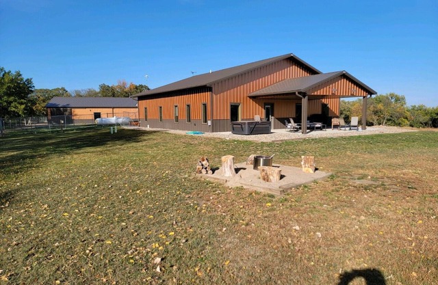 Peaceful Farmhouse with hot tub