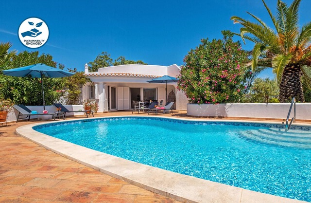 Peaceful getaway w/pool & BBQ