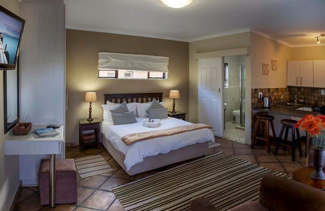 Peaceful guest room with double bed and kitchen, near Port Elizabeth