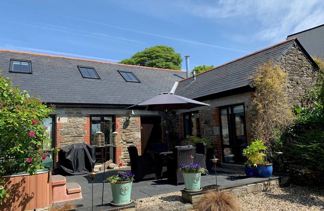 Peaceful hideaway with scenic views. Hot-tub & dog-friendly walled garden