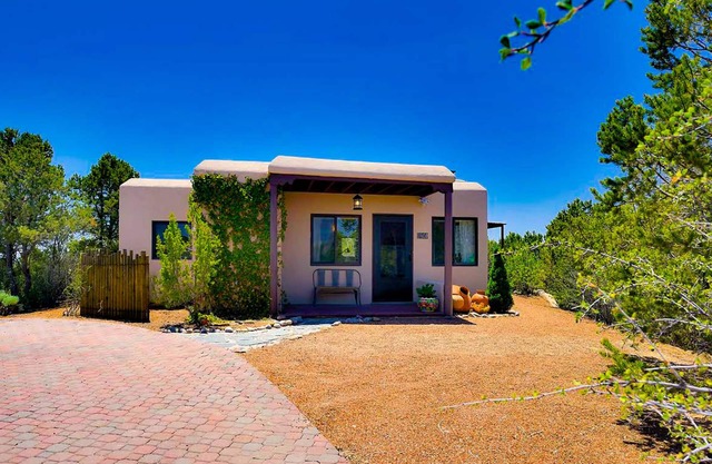 Peaceful Hilltop Casita w/Stunning Views, Close to the Historic Plaza