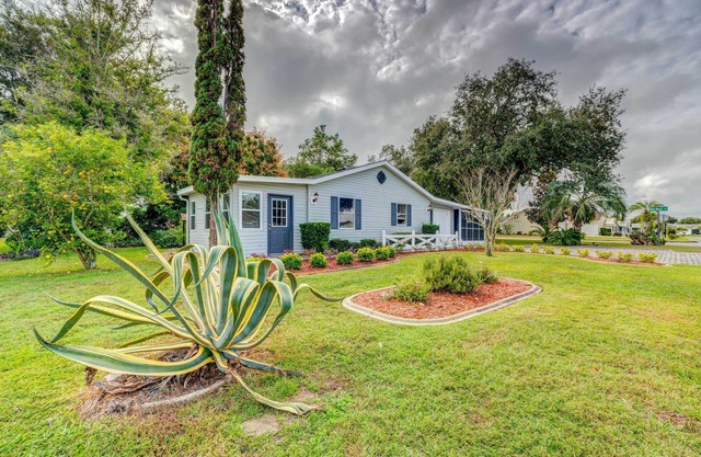 Peaceful Lady Lake Home w/Screened-In Porch!