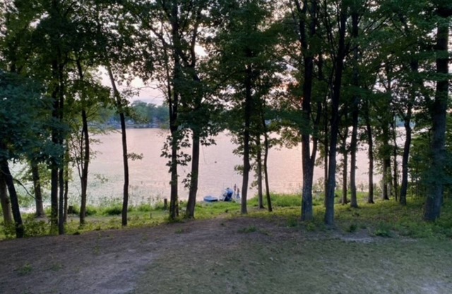 Peaceful Lake House with pontoon boat rental on property.n