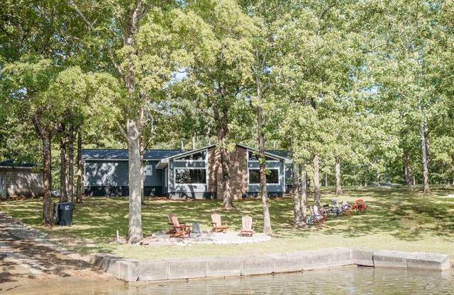 Peaceful Lakefront Cottage on 2.5 Acres, Newly-renovated, Sleeps 5 Guests, Private Boat Launch, Walcox Point