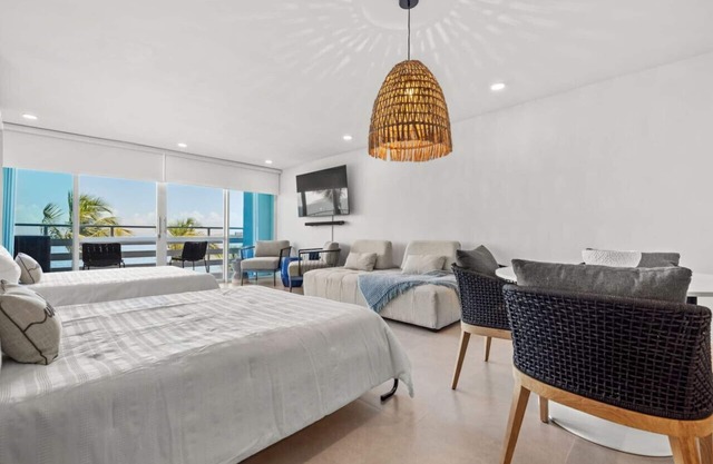 Peaceful Oceanfront Apt with Pool at Marina Lanais