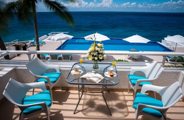 Peaceful Oceanfront condo, Blue&White Calming Vibes, Attentive onsite staff