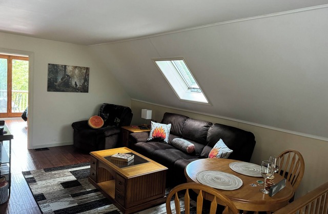 Peaceful, private get away on 15 acres. So much to do in Dunbarton NH!