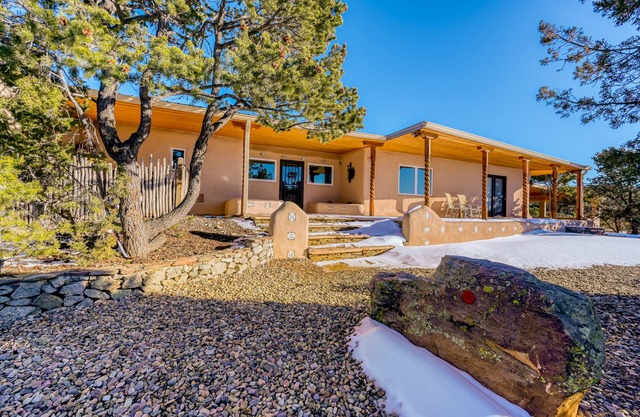 Peaceful retreat with amazing mountain views, fireplaces & private hot tub