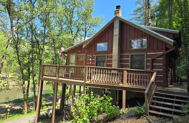 Peaceful Riverfront Log Cabin w/Hot tub near West Jefferson