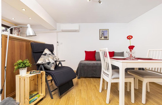 Peaceful Riverside Studio with private Patio Garden Center