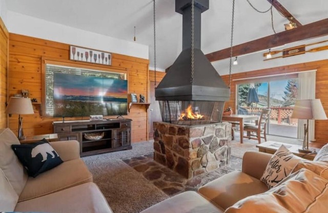 Peaceful Sequoia Getaway W/360 Fireplace & HotTub