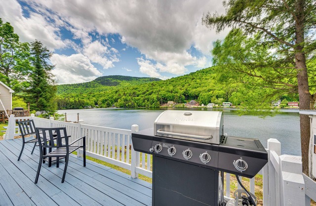 Peaceful Stark Cottage w/Deck on South Ponds!