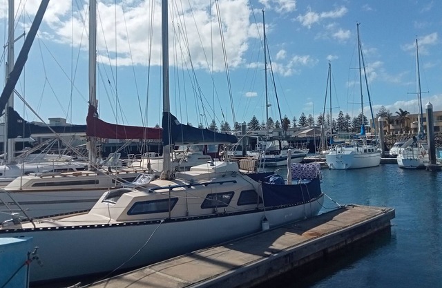 Peaceful stay on little sailing boat in North Haven marina
