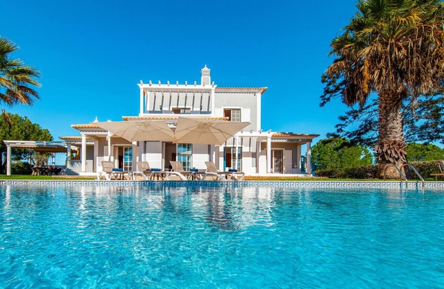 Peaceful villa w/heatable pool in Pêra