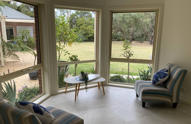Peaceful Woodlands escape close to beach.