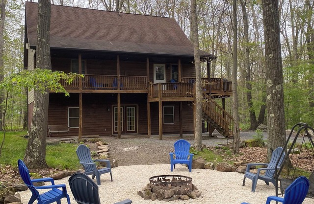 Peaceful woodsy cabin, 5 mins to lake & Wisp! HOT TUB!