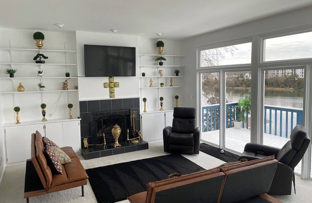 PEACH JAM-GORGEOUS RIVERFRONT "WOW" RETREAT OVERLOOKING THE SAVANNAH RIVER!