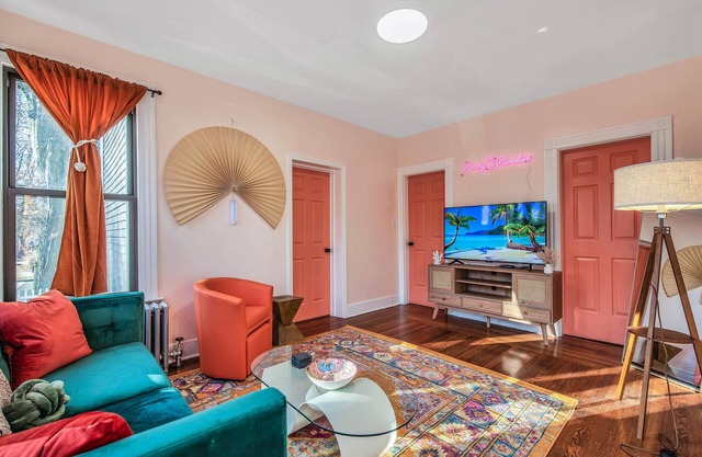 Peachy Paradise in the Heart of East Rock Near DT | Yale | SOM