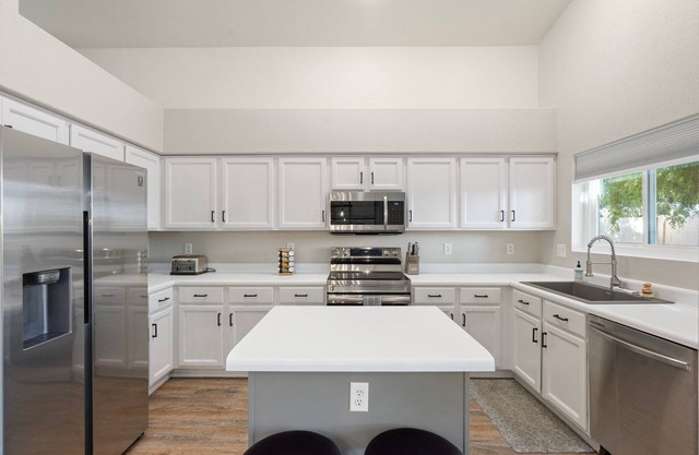 Peachy ranch with fast Wifi, working desk and walking distance to amenities