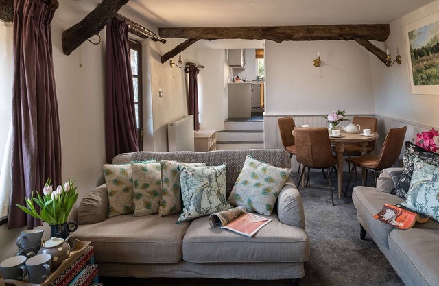 Peacock Cottage - sleeps 4 guests in 2 bedrooms