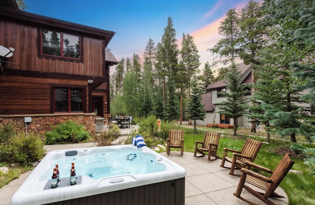 Peak 8 by AvantStay | Spacious Modern Cabin w/Hot Tub & Views