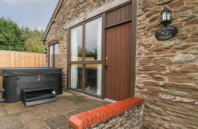 PEARTREE COTTAGE, romantic, character holiday cottage in Bromyard