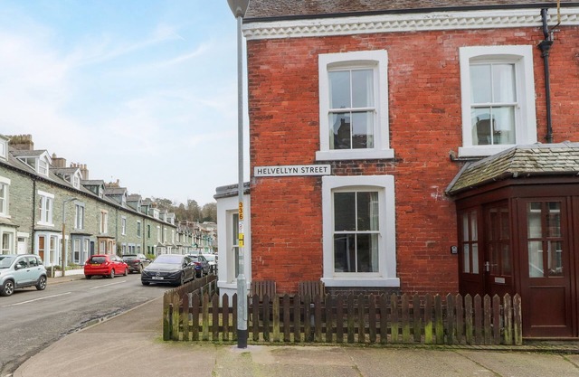 PELHAM HOUSE, pet friendly, with open fire in Keswick