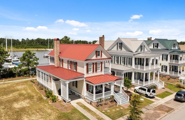 Pelican Point- Relax and enjoy this waterfront dog friendly retreat