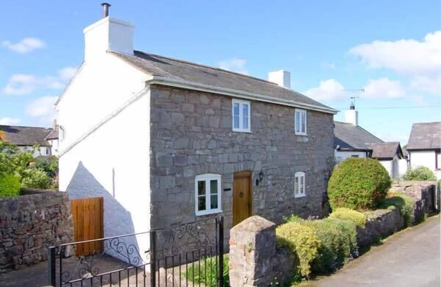 PEN Y PARC, family friendly, character holiday cottage in Gwaenysgor