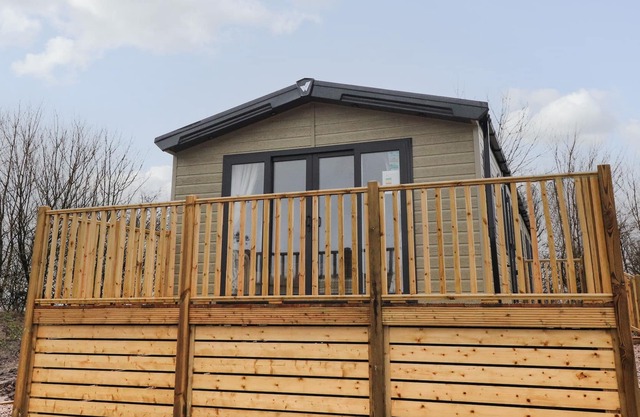 PENDLE VIEW LODGE, pet friendly, with a garden in Clitheroe