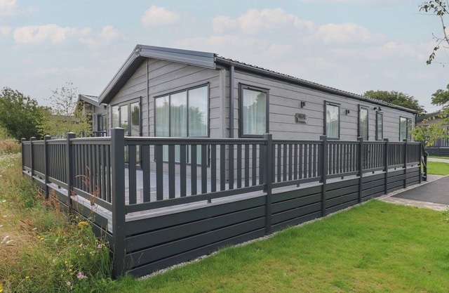 PENMARLAM LODGE RETREAT 8, pet friendly, with a garden in Bodinnick