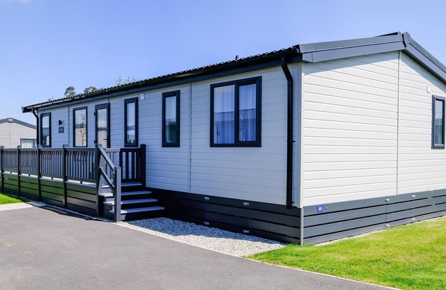 PENMARLAM LODGE RETREAT 10, pet friendly, with a garden in Bodinnick