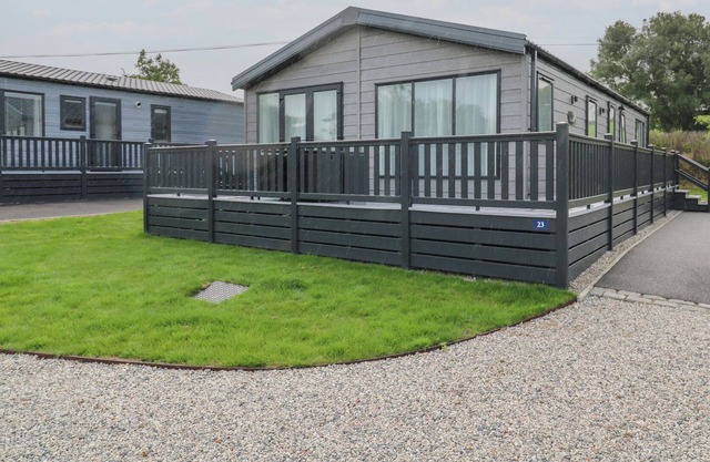 PENMARLAM LODGE RETREAT 23, pet friendly, with a garden in Bodinnick