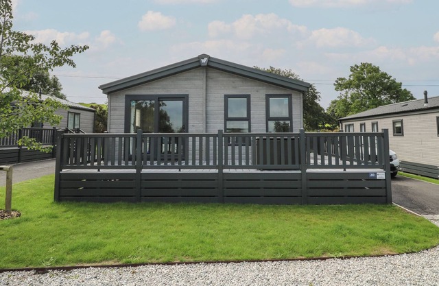 PENMARLAM LODGE RETREAT 20, pet friendly, with a garden in Bodinnick