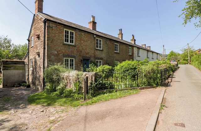PENNFIELDS, family friendly, character holiday cottage in Blakeney