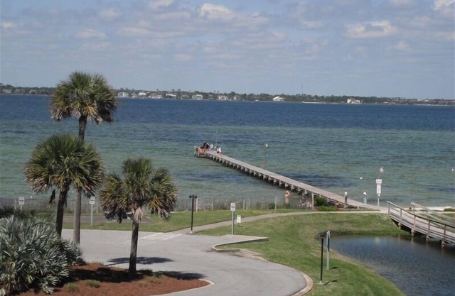 Pensacola Beach Condo with a Great View! Free WiFi and Swimming Pool. D5